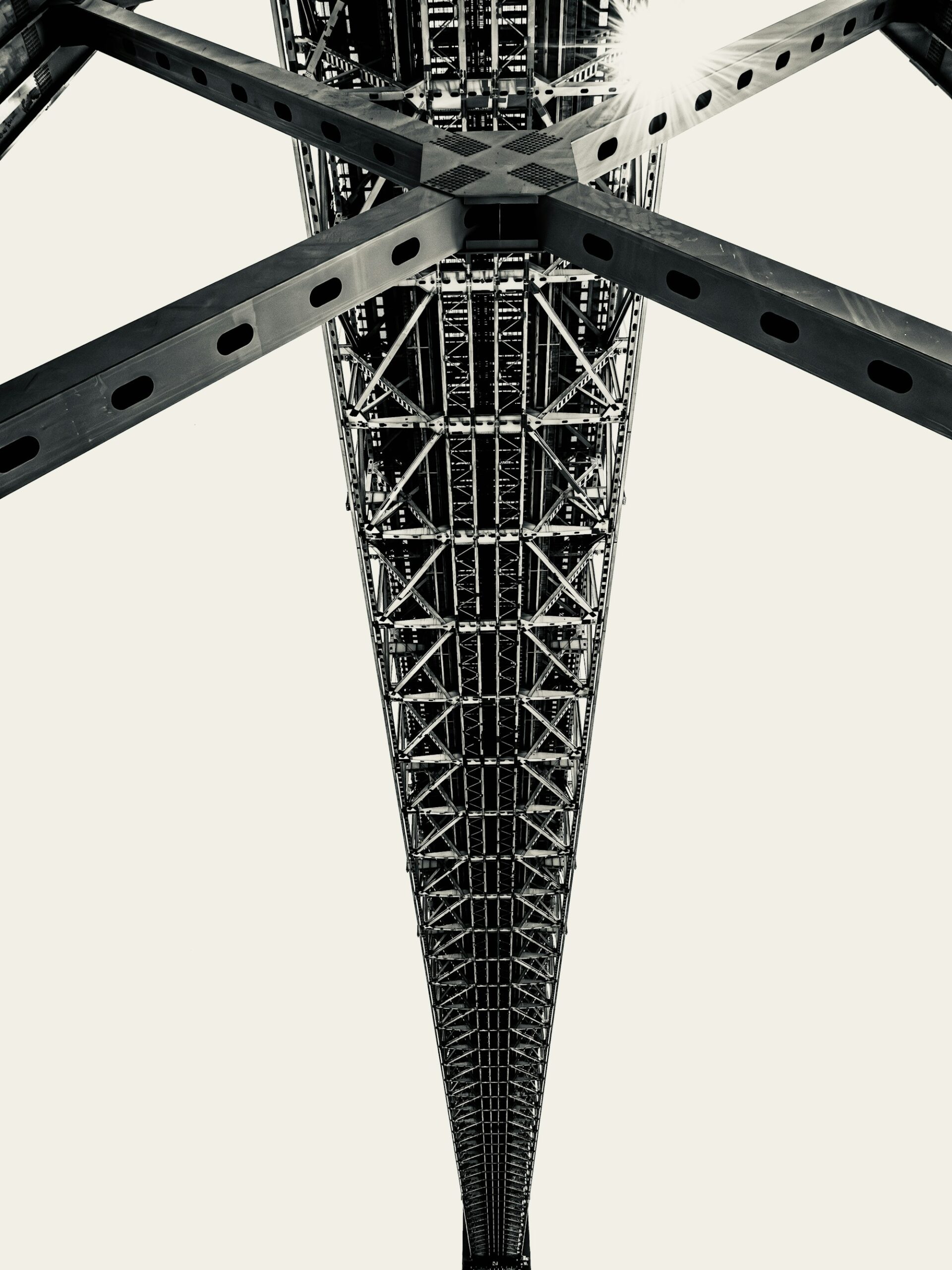 Struttura portante in acciaio di un ponte vista dal basso — immagine di settore