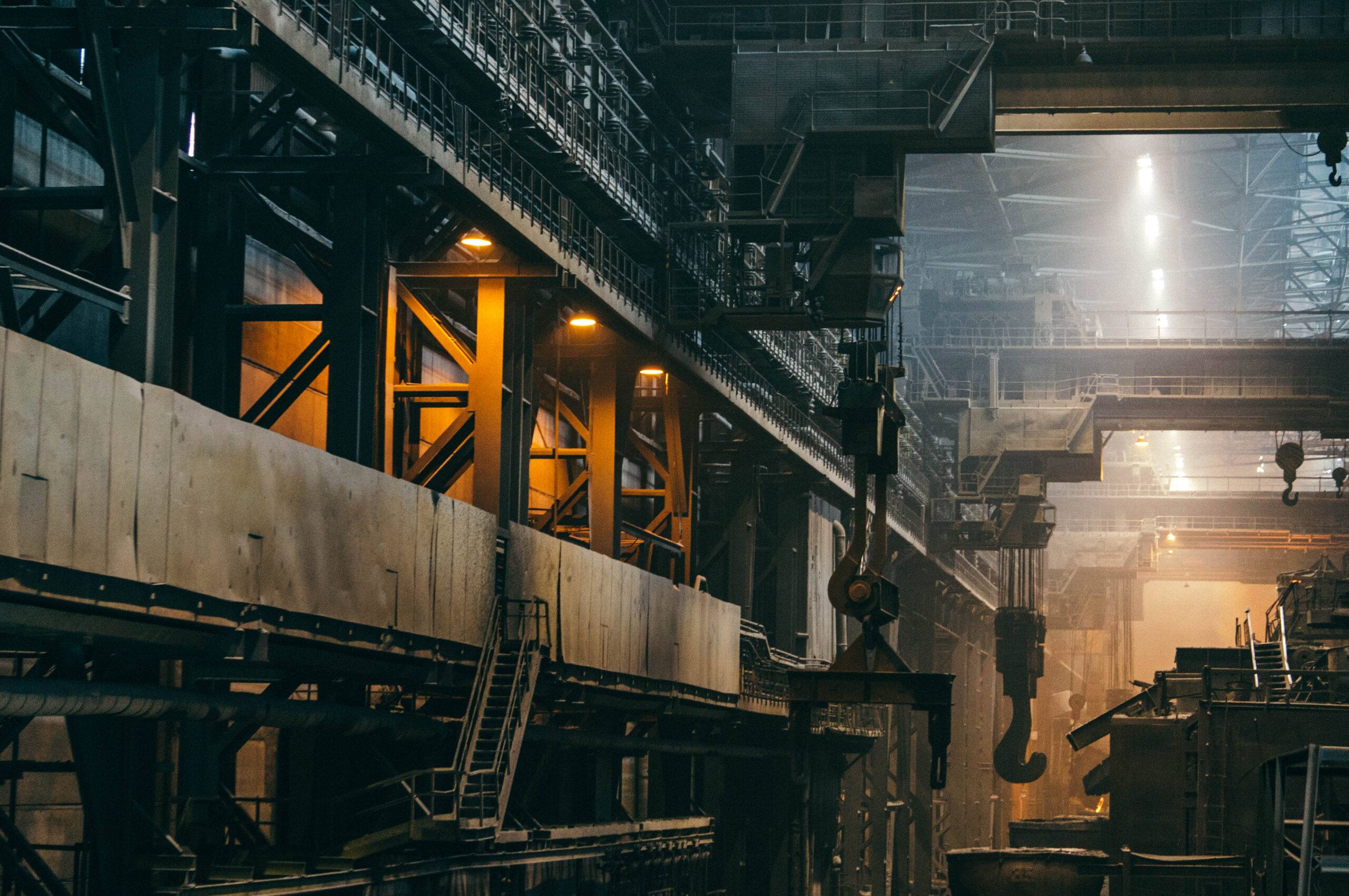 Strutture metalliche e carroponte in uno stabilimento industriale — immagine di settore