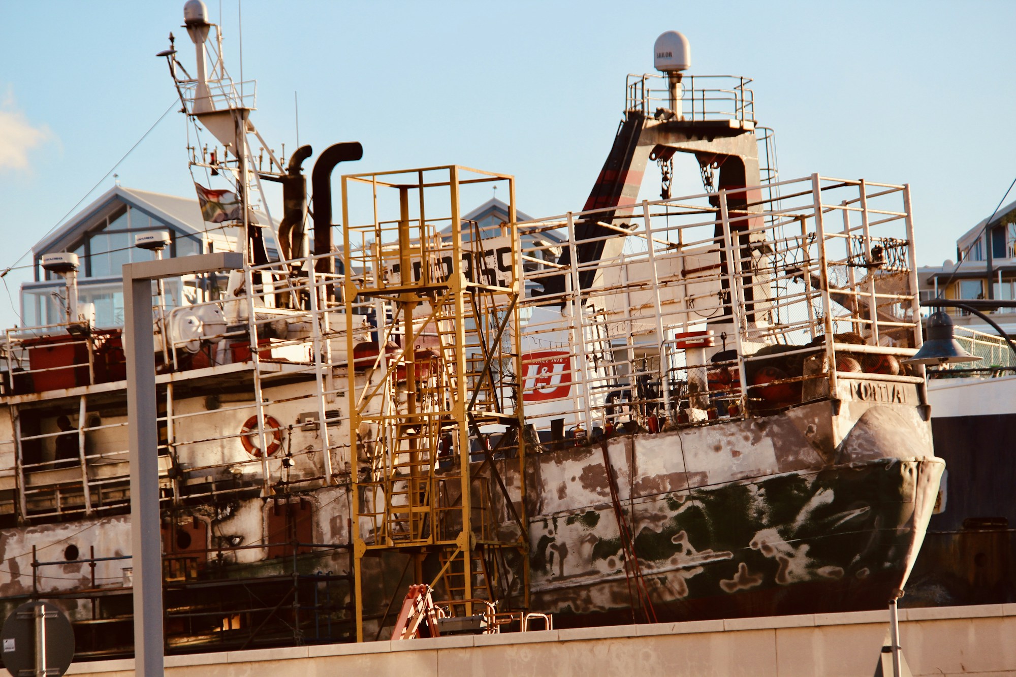 Imbarcazione in bacino durante le lavorazioni sullo scafo — immagine di settore