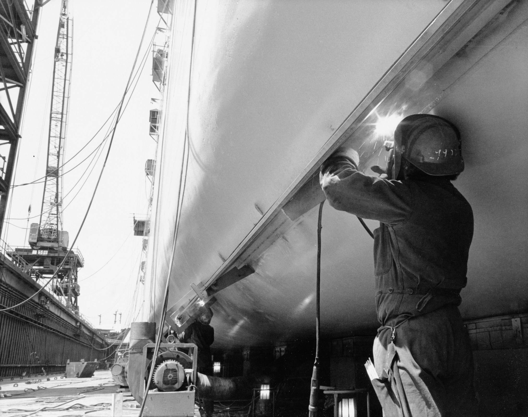 Saldatura sullo scafo di una nave in bacino. Fotografia di settore, Navy Medicine.